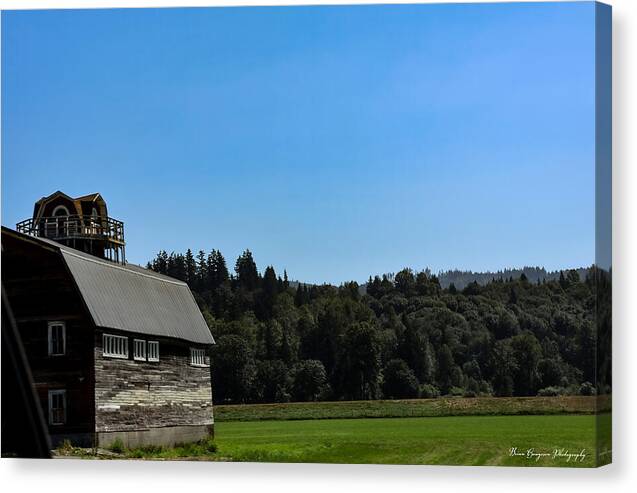 Old Barn - Canvas Print